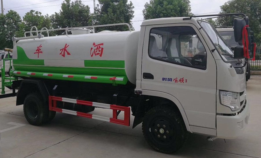 時(shí)風(fēng)風(fēng)順5噸綠化灑水車廠家價(jià)格
