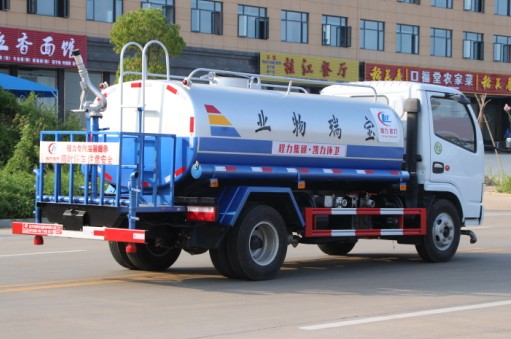 5噸東風(fēng)凱普特灑水車高清圖片 5噸東風(fēng)凱普特灑水車高清圖片