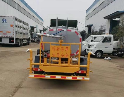 國(guó)六東風(fēng)小霸王3方藍(lán)牌灑水車(chē) 國(guó)六東風(fēng)小霸王3方藍(lán)牌灑水車(chē)